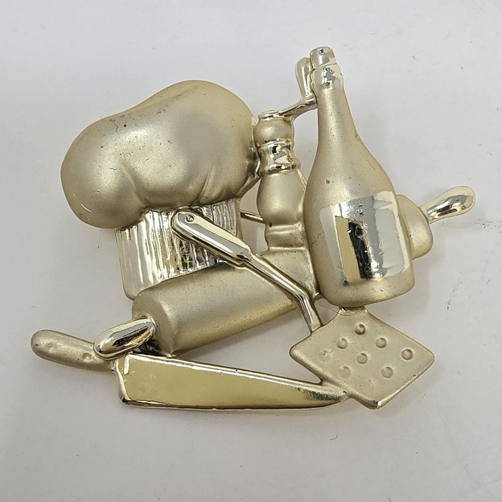 Vintage AJC chef pin brooch brushed gold tone culinary cooking signed 80s‎